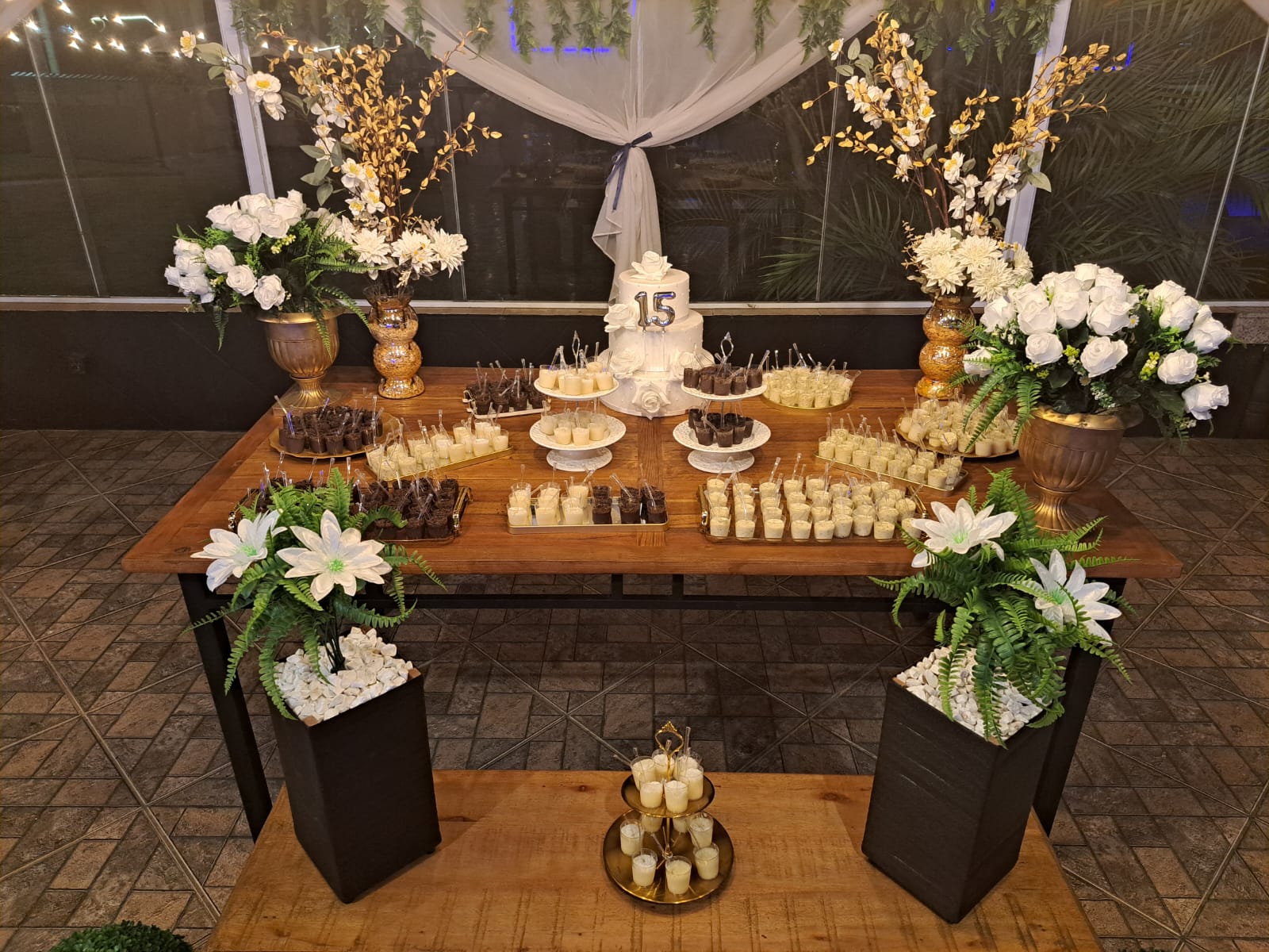 Caminhos arborizados e varandas