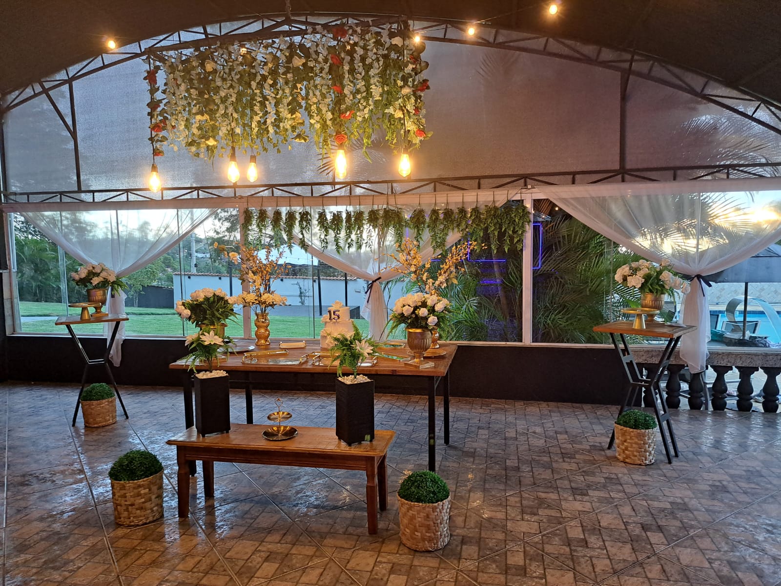 Piscina e áreas decoradas